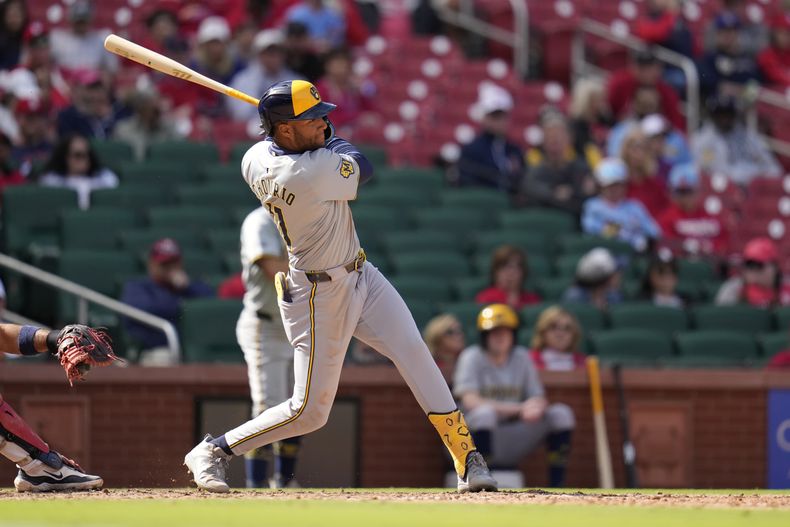 El venezolano Jackson Chourio, de los Cerveceros de Milwaukee, conecta un sencillo productor el sábado 20 de abril de 2024, en el encuentro ante los Cardenales de San Luis (AP Foto/Jeff Roberson)