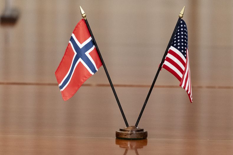 ARCHIVO - Las banderas de Noruega, izquierda, y de Estados Unidos, en una mesa del Pentágono, el 20 de septiembre de 2022, en Washington. (AP Foto/Alex Brandon, Archivo)