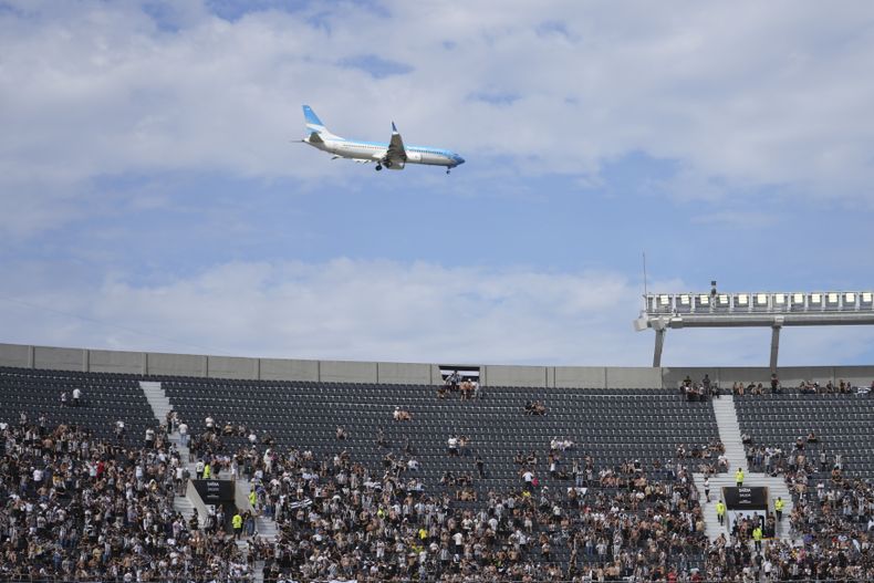 Un avión vuela sobre el Estadio Monumental antes de la Final de la Copa Libertadores entre el Botafogo y Atletico Mineiro el sábado 30 de noviembre del 2024. (AP Foto/Natacha Pisarenko)