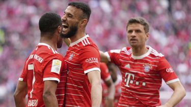 ARCHIVO - Serge Gnabry (izquierda) celebra con sus compañeros Noussair Mazraoui y Thomas Mueller tras anotar un gol para el Bayern Munich en el partido contra Hertha Berlín en la Bundesliga, el miércoles 28 de junio de 2023. (AP Foto/Matthias Schrader)