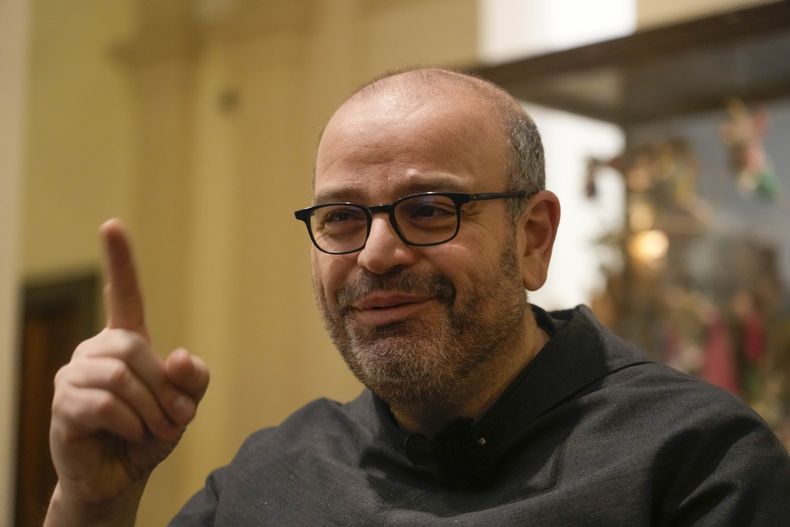El fraile franciscano Paolo Benanti, experto del Vaticano en inteligencia artificial, en una entrevista con The Associated Press, en Roma, el 15 de enero de 2024. (AP Foto/Gregorio Borgia)