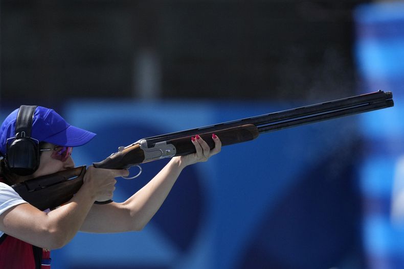La chilena Francisca Crovetto Chadid dispara su arma en el skeet del tiro de los Juegos Olímpicos de París, el domingo 4 de agosto de 2024, en Chateauroux, Francia. (AP Foto/Manish Swarup)