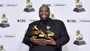 Killer Mike posa en la sala de prensa con los premios a mejor interpretación de rap y mejor canción de rap por Scientists & Engineers, y mejor álbum de rap por Michael en la 66a entrega anual de los Premios Grammy el domingo 4 de febrero de 2024, en Los Angeles. (Photo by Richard Shotwell/Invision/AP)