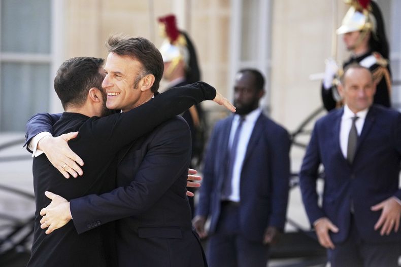 El presidente de Francia, Emmanuel Macron, segundo por la izquierda, recibe al presidente de Ucrania, Volodymyr Zelenskyy, durante las llegadas a una cumbre sobre Ucrania en el Palacio del Elíseo en París, el jueves 27 de marzo de 2025. (AP Foto/Thibault Camus)
