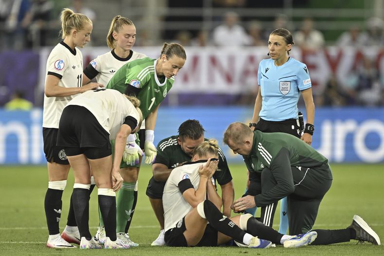 La capitana de Alemania Giulia Gwinn reacciona tras lesionarse durante el encuentro ante Polonia en el Grupo C de la Euro femenina el viernes 4 de julio del 2025. (Gian Ehrenzeller/Keystone via AP)