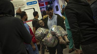 Una mujer palestina herida en un bombardeo israelí en la Franja de Gaza es trasladada a un hospital, el 15 de noviembre de 2023, en Jan Yunis. (AP Foto/Fatima Shbair)