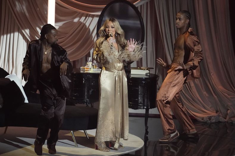 Mariah Carey interpreta un popurrí durante los MTV Video Music Awards el domingo 7 de septiembre de 2025 en la Arena UBS en Elmont, Nueva York. (Foto Charles Sykes/Invision/AP)