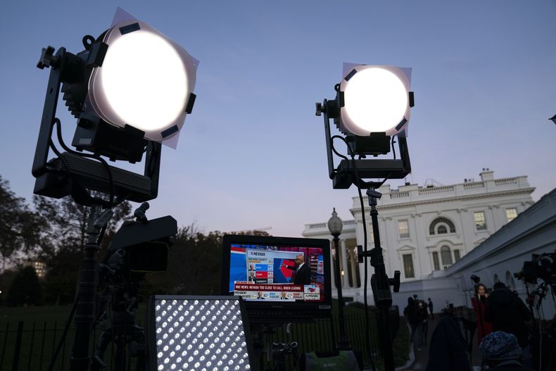 ARCHIVO - Medios colocado fuera de la Casa Blanca, el viernes 6 de noviembre de 2020, en Washington. (AP Foto/Evan Vucci, Archivo)