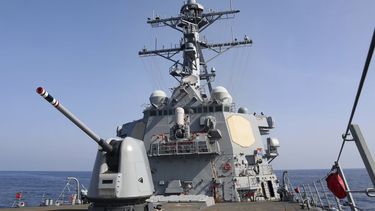 En esta fotografía proporcionada por la Marina de Estados Unidos, el buque de guerra USS Milius realiza un tránsito de rutina por el Estrecho de Taiwán, el domingo 16 de abril de 2023. (Marina de EEUU vía AP)