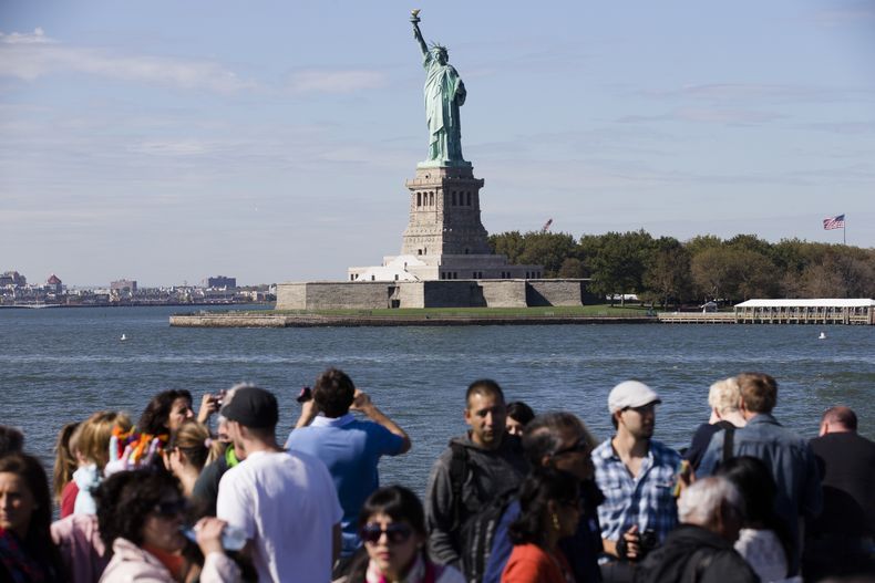 Turistas pasan cerca de la Estatua de la Libertad durante un recorrido en una embarcaci&oacute;n por diversos puntos importantes en el puerto de Nueva York, el s&aacute;bado 12 de octubre de 2013. La Estatua de la Libertad fue abierta nuevamente al doming