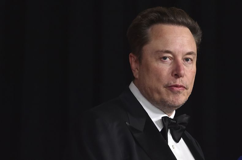 ARCHIVO - Elon Musk llega a la ceremonia de los 10mos. Premios Breakthrough el 13 de abril de 2024, en el Museo de la Academia Cinematográfica en Los Ángeles. (Foto de Jordan Strauss/Invision/AP, Archivo)