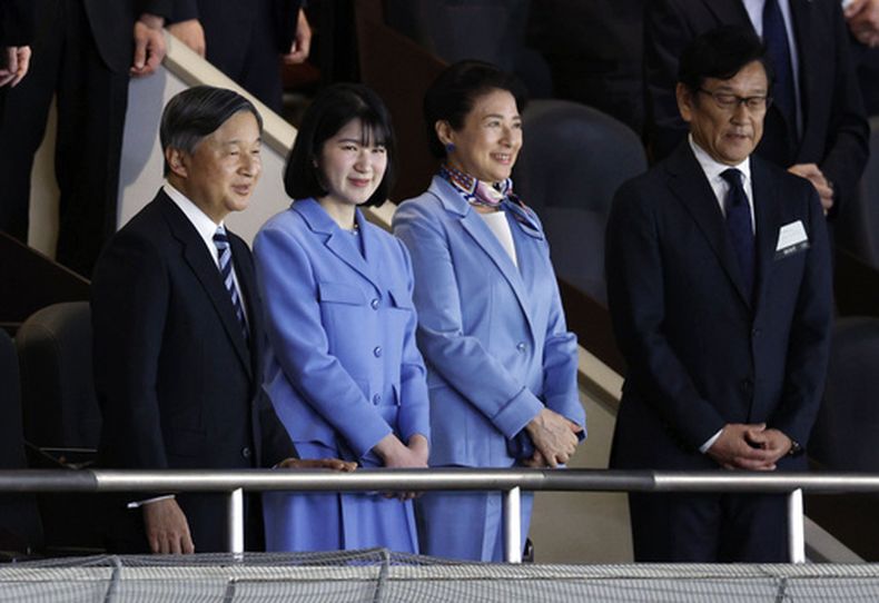 Ell emperador de Japón Naruhito, la emperatriz Masako y su hija la princesa Aiko observan el partido de Japón ante Australia en el Clásico Mundial el Tokio el domingo 8 de marzo del 2026. (Suo Gakekuma/Kyodo News via AP)