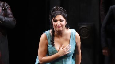 ARCHIVO - La soprano rusa Anna Netrebko hace una reverencia al final de la función inaugural de la temporada de La Scala de la ópera Tosca de Giacomo Puccini en La Scala de Milán el 7 de diciembre de 2019. Netrebko, una vez entre las mayores atracciones de taquilla de la Ópera Metropolitana de Nueva York, demandó el viernes 4 de agosto de 2023 a la compañía y al gerente general Peter Gelb, alegando difamación, incumplimiento de contrato y otras violaciones tras retirarla de su programación luego de la invasión rusa en Ucrania. (Foto AP/Luca Bruno, archivo)