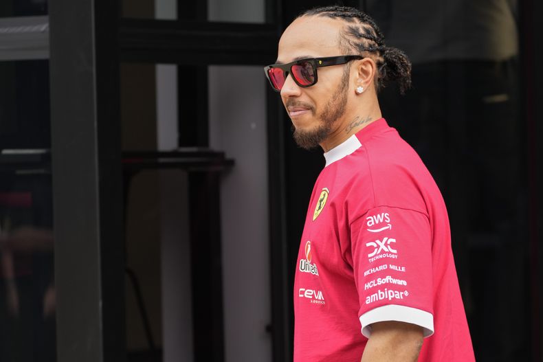 El piloto de Ferrari Lewis Hamilton, de Gran Bretaña, camina por el paddock en el autódromo de Silverstone, antes del Gran Premio de Gran Bretaña de Fórmula Uno, en Silverstone, Inglaterra, el jueves 3 de julio de 2025. (AP Photo/Darko Bandic)