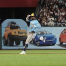 El venezolano Luis Lara, de los Cerveceros de Milwaukee, corre a la antesala tras conectar un triple en el duelo ante los Gigantes de San Francisco, el martes 28 de julio de 2026 (AP Foto/Jeff Chiu)