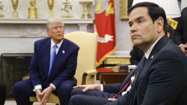 El secretario de Estado Marco Rubio escucha durante una reunión del presidente Donald Trump con su homólogo francés Emmanuel Macron en el Despacho Oval de la Casa Blanca, en Washington, el lunes 24 de febrero de 2025. (Ludovic Marin/Pool via AP)