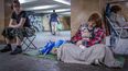 Un grupo de personas en una estación de tren subterráneo usada como refugio antibombas en Kiev, Ucrania, el 5 de julio del 2025. (AP foto/Dan Bashakov)