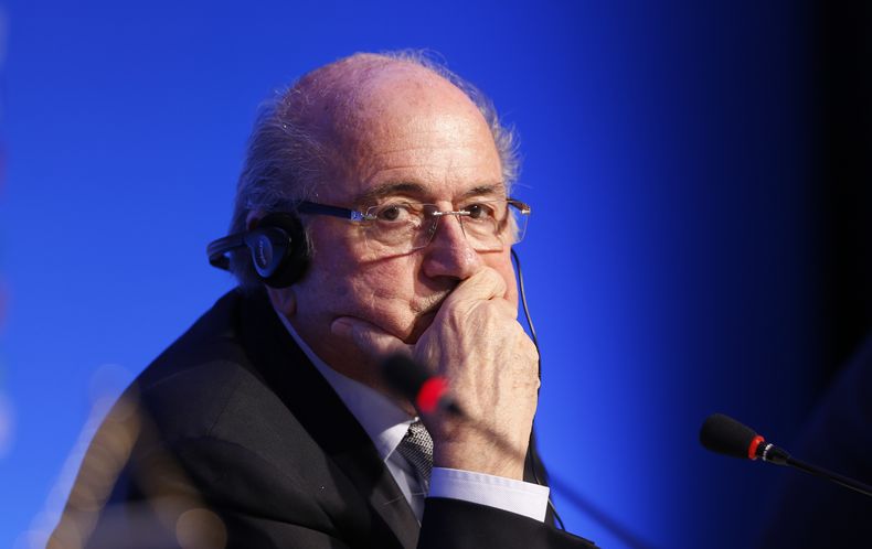 El presidente de la FIFA, Joseph Blatter, escucha una pregunta durante una conferencia de prensa en Costa do Sauipe, Brasil, el jueves 5 de diciembre de 2013, un d&iacute;a antes del sorteo que definir&aacute; los grupos para el Mundial (AP foto/V&iacute;