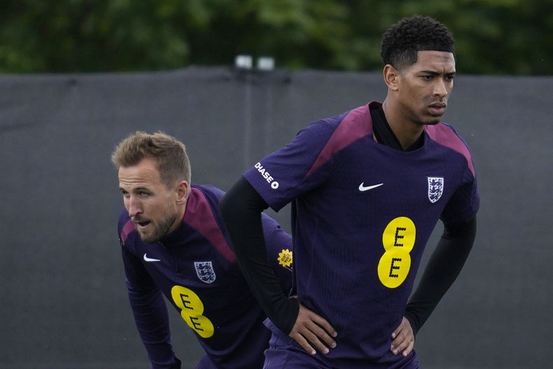 Los ingleses Jude Bellingham y Harry Kane en una sesión de entrenamiento antes del inicio de la Eurocopa en Blankenhain, Alemania el miércoles 12 de junio del 2024. (AP Foto/Thanassis Stavrakis)