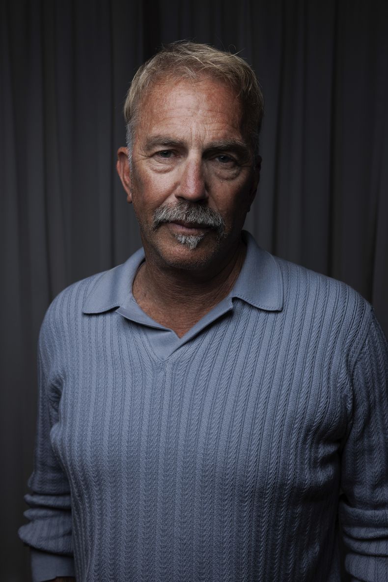 Kevin Costner posa para un retrato para promover la película Horizon: An American Saga en la 77a edición del Festival de Cine de Cannes en Francia el sábado 18 de mayo de 2024. (Foto Vianney Le Caer/Invision/AP)