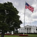Una bandera estadounidense ondea frente a la Casa Blanca, el miércoles 23 de julio de 2025, en Washington. (AP Foto/Julia Demaree Nikhinson)