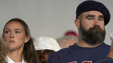 ARCHIVO- Jason Kelce y su esposa Kylie ven el partido de hockey sobre hierba femenino entre Argentina y Estados Unidos, en el estadio Yves-du-Manoir, en los Juegos Olímpicos de Verano de 2024, el sábado 27 de julio de 2024, en Colombes, Francia. (Foto AP/Anjum Naveed, Archivo)