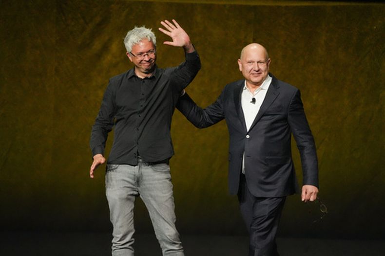 ARCHIVO - Pierre Coffin (izquierda), director de Minions & Monsters, y Chris Meledandri, director ejecutivo de Illumination, aparecen durante la presentación de Universal Pictures y Focus Features en la CinemaCon de Las Vegas, el 15 de abril de 2026. (Foto AP/Chris Pizzello, archivo)