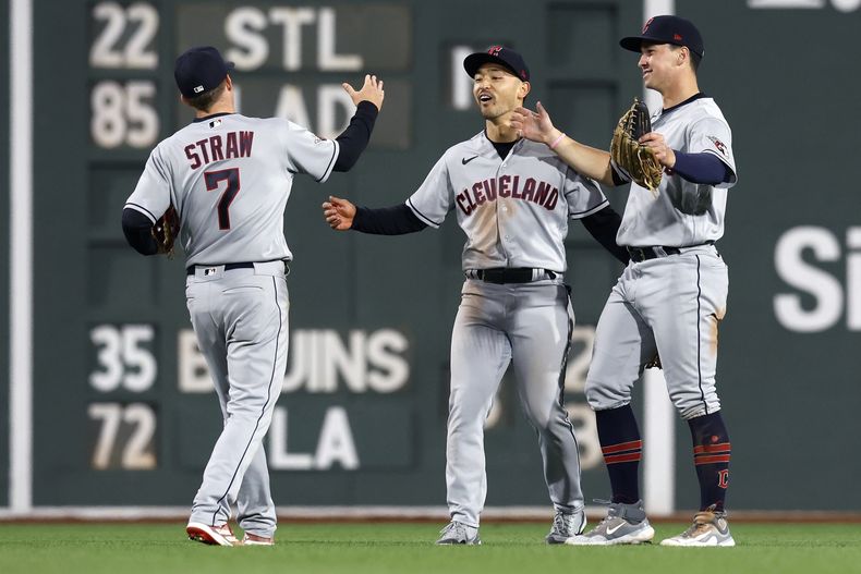 De izquierda a derecha, Myles Straw, Steven Kwan y Will Brennan celebran la victoria de los Guardianes de Cleveland sobre los Medias Rojas de Boston, el viernes 28 de abril de 2023 (AP Foto/Michael Dwyer)