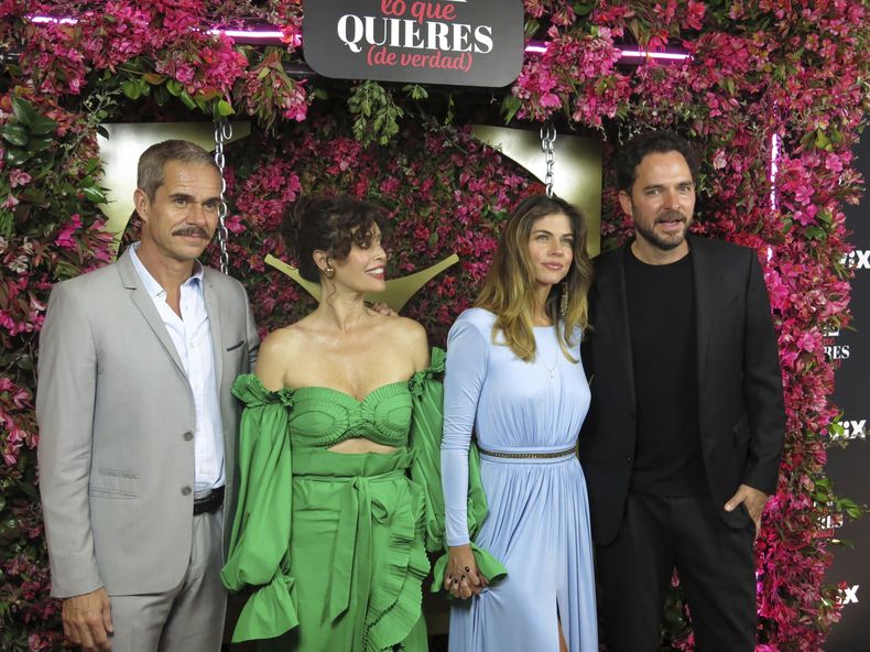 Los actores Tony Dalton, de izquierda a derecha, Angie Cepeda, Stephanie Cayo y Manolo Cardona, posan en la alfombra roja de la película Dime lo que quieres (de verdad) en la Ciudad de México el lunes 24 de julio de 2023. (Foto AP/Berenice Bautista)