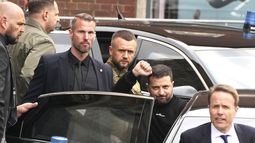 ARCHIVO - El presidente de Ucrania, Volodymyr Zelenskyy, segundo por la derecha, hace un gesto a su salida tras recibir el Premio Internacional Carlomagno en Aquisgrán, Alemania, el domingo 14 de mayo de 2023. Volodymyr Zelenskyy ha cruzado Europa con una larga lista de la compra. El presidente de Ucrania regresará a casa con muchas de las cosas que quería, pero no los cazas occidentales que buscaba para defenderse de los ataques aéreos rusos. (AP Foto/Michael Probst, Archivo)