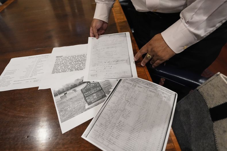 Jari Honora, genealogista de la Colección Histórica de Nueva Orleans, muestra material genealógico de los abuelos del ahora papa León XIV, en Nueva Orleans, el viernes 9 de mayo de 2025. (AP Foto/Gerald Herbert)