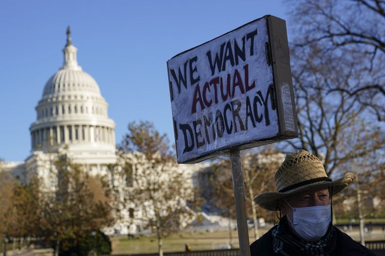 Un manifestante frente al Congreso estadounidense en Washington, el 13 de diciembre de 2021. . (Foto AP /Patrick Semansky)