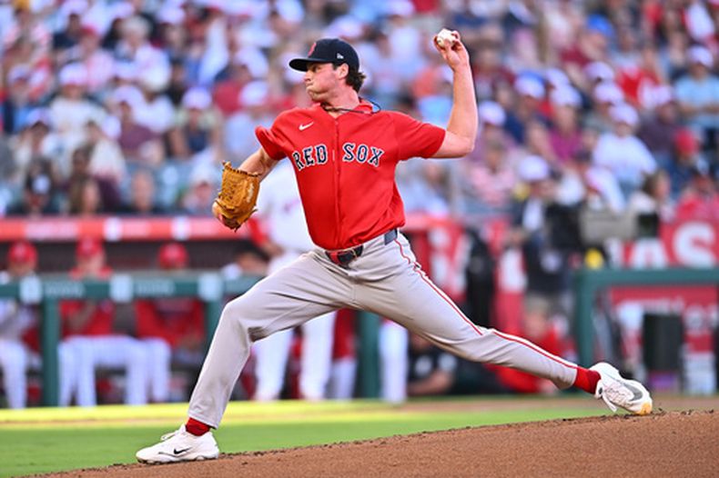 El lanzador de los Medias Rojas de Boston, Jake Bennett, realiza un lanzamiento durante la primera entrada de un partido de béisbol contra los Angelinos de Los Ángeles, el viernes 3 de julio de 2026, en Anaheim, California. (Foto AP/William Liang)