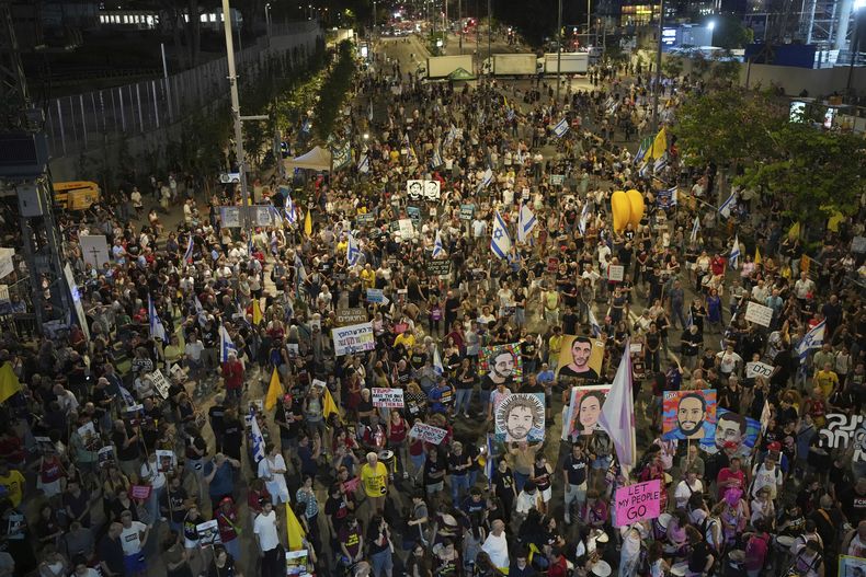 Una multitud marcha para exigir el fin de la guerra y la liberación inmediata de los rehenes retenidos por Hamás en la Franja de Gaza, y en oposición al gobierno del primer ministro Benjamin Netanyahu, el sábado 5 de julio de 2025, en Tel Aviv, Israel. (AP Foto/Ohad Zwigenberg)