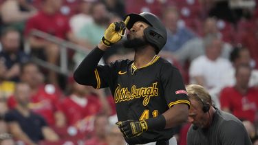 ARCHIVO - Foto del 17 de septiembre del 2024, el dominicano Bryan de la Cruz de los Piratas de Pittsburgh lleva al plato tras batear un jonrón ante los Cardenales de San Luis. (AP Foto/Jeff Roberson, Archivo)