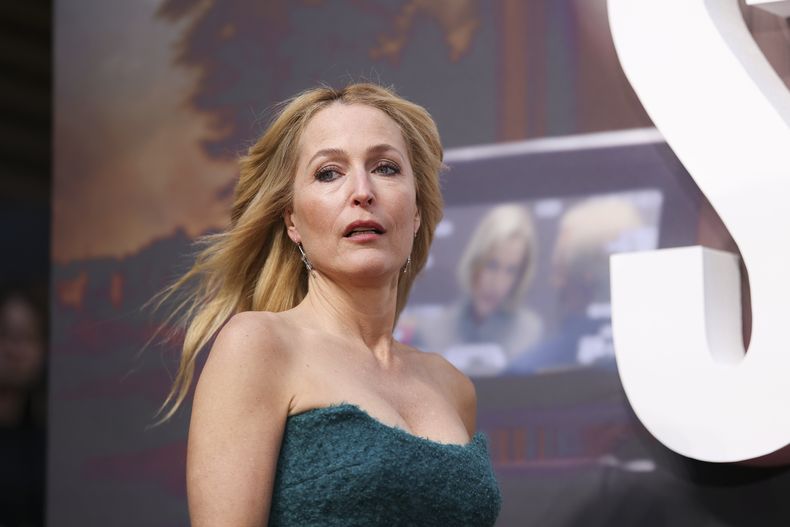 Gillian Anderson posa en el estreno mundial de la película Scoop el miércoles 27 de marzo de 2024 en Londres. (Photo by Vianney Le Caer/Invision/AP)