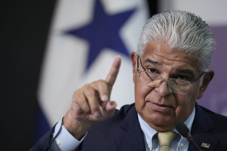 El presidente panameño, José Raúl Mulino, ofrece una conferencia de prensa en la Ciudad de Panamá, el jueves 13 de marzo de 2025. (Foto AP/Matías Delacroix)