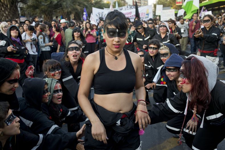 Miles de mujeres marchan en demanda de sus derechos en Chile