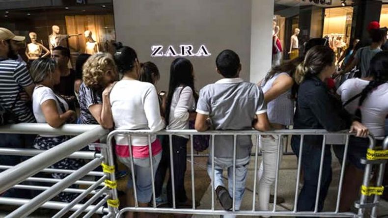El Gobierno planea inundar de bolívares las calles para incentivar el consumo en las fiestas... el problema radica en que los venezolanos no tendrán qué comprar. El local Zara ya raciona sus productos.