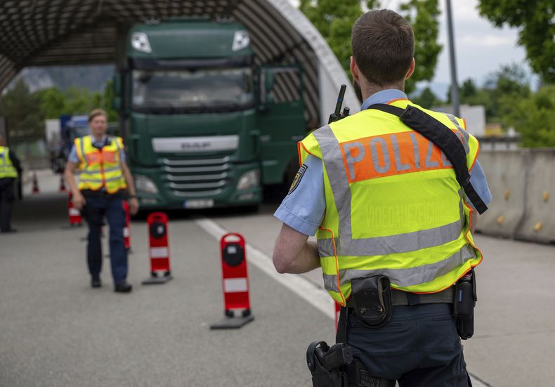Agentes de la policía alemana realizan revisiones en un cruce fronterizo para quienes llegan a Austria, cerca de Kiefersfelden, Alemania, el jueves 15 de mayo de 2025. (Peter Kneffel/dpa vía AP)