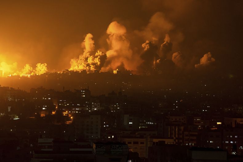 Fuego y humo se elevan tras un ataque aéreo israelí, el domingo 8 de octubre de 2023, en la Ciudad de Gaza. (AP Foto/Fatima Shbair)