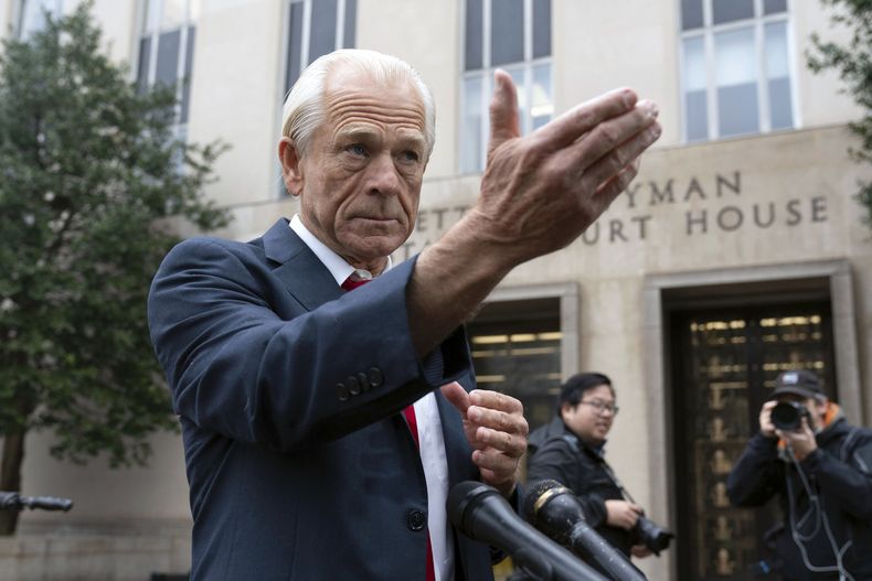 Peter Navarro, un funcionario de la Casa Blanca durante el gobierno de Donald Trump, habla con los medios a su llegada a la corte federal en Washington, el jueves 25 de enero de 2024. (AP Foto/Jose Luis Magana)