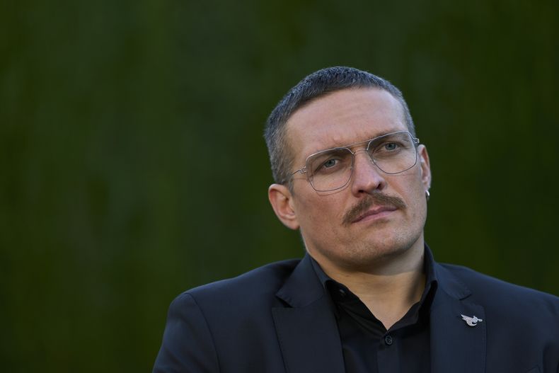 En esta imagen de archivo, el campeón ucraniano de los pesos pesados, Oleksandr Usyk, posa para una foto durante una entrevista con The Associated Press, en Valencia, España, el 9 de noviembre de 2023. (AP Foto/José Bretón, archivo)