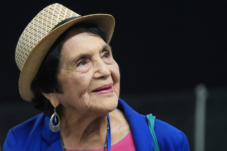 La activista por los derechos de los agricultores Dolores Huerta en una convención demócrata en Anaheim, California, el 31 de mayo del 2025. (AP foto/Damian Dovarganes)
