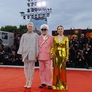 Tilda Swinton, izquierda, el director Pedro Almodóvar y Julianne Moore posan a su llegada para el estreno de la película The Room Next Door durante la 81ª edición del Festival de Cine de Venecia en Venecia, Italia, el lunes 2 de septiembre de 2024. (Foto Joel C Ryan/Invision/AP)