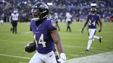 Balones perdidos ayudan a Ravens, que vencen a Panthers