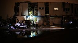Efectivos de las fuerzas de seguridad israelíes y rescatistas inspeccionan un lugar alcanzado por un misil iraní en Petah Tikva, Israel, el 2 de abril de 2026. (AP Foto/Ohad Zwigenberg)