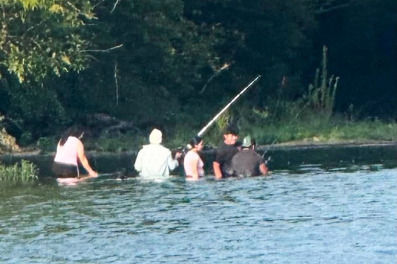 En la imagen, proporcionada por el pastor Marcus L. Martin, un grupo de personas que podrían ser quienes murieron en un accidente reciente de ahogamiento, aparecen pescando en el río Scioto en Powell, Ohio, el domingo 19 de julio de 2026. (Pastor Marcus L. Martin vía AP)