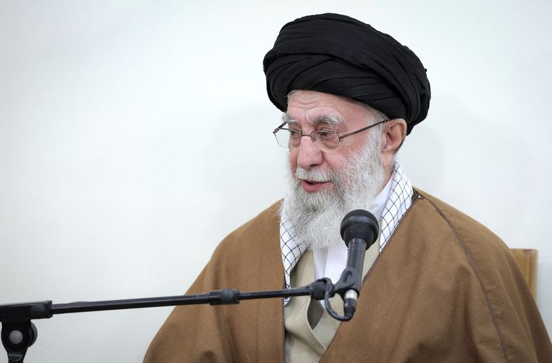 En esta imagen publicada por un sitio oficial de la oficina del líder supremo de Irán, el líder supremo, el ayatolá Alí Jamenei, habla durante una reunión con altos funcionarios en Teherán, Irán, el martes 15 de abril de 2025. (Oficina del líder supremo de Irán via AP)