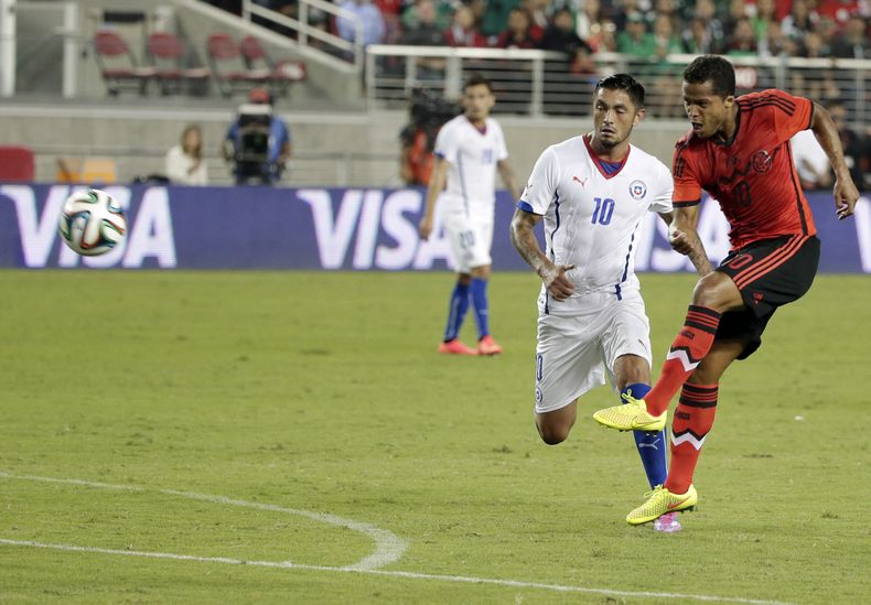 El jugador de M&eacute;xico, Giovani Dos Santos, remata en un partido contra Chile el s&aacute;bado, 6 de septiembre de 2014, en Santa Clara, California. (AP Photo/Marcio Jose Sanchez)